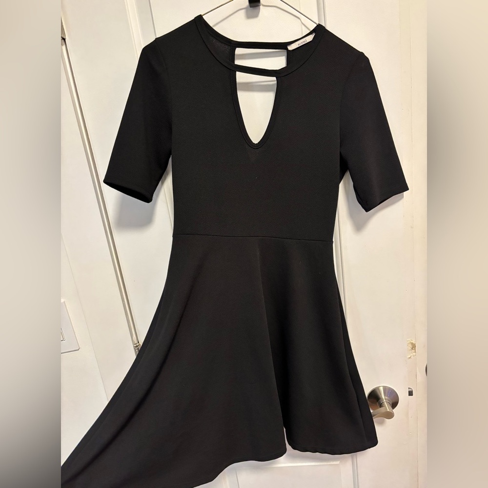 Elegant Black Dress with Keyhole Detail 🖤